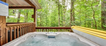 6 Miles to Helen: Cabin w/ Hot Tub & Views!
