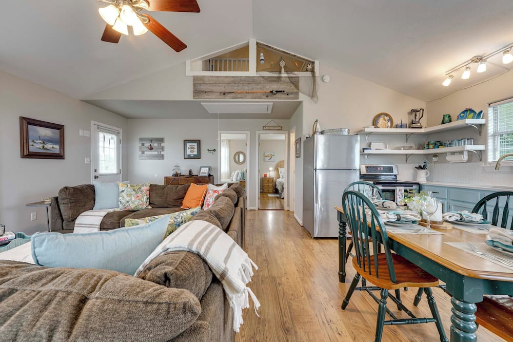 Fish & Boat: Home w/ Spacious Yard in Seadrift - Austwell, TX