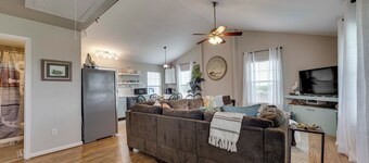 Fish & Boat: Home w/ Spacious Yard in Seadrift