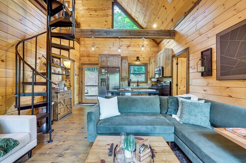 Hot Tub & Deck: Riverfront Mccaysville Cabin!