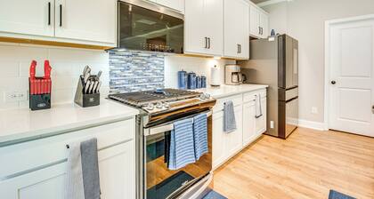 11 Mi to Dtwn: Luxe Atlanta Retreat w/ Deck & Yard