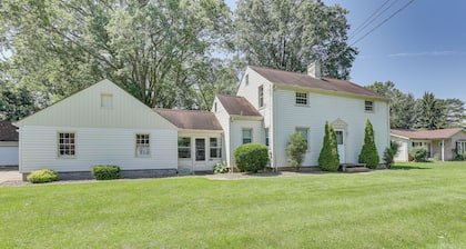 1 Mi to Dtwn Salem: Apt w/ Shared Yard!