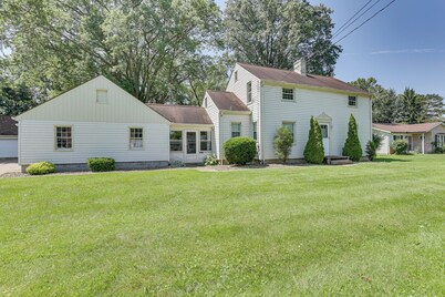 1 Mi to Dtwn Salem: Apt w/ Shared Yard!