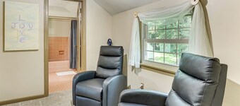 1 Mi to Dtwn Salem: Apt w/ Garage Access!