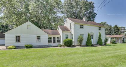 1 Mi to Dtwn Salem: Apt w/ Garage Access!