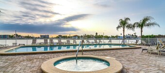 Treasure Island Condo w/ Bay-view Balcony!