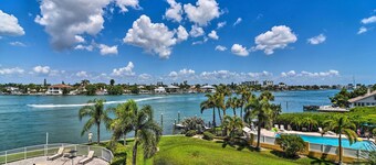 Treasure Island Condo w/ Bay-view Balcony!
