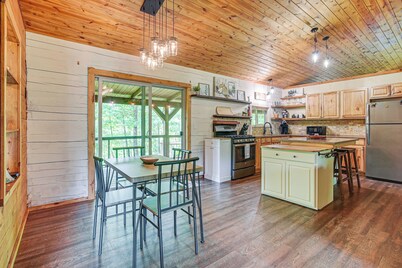 Pond & Fire Pit: Charming Log Cabin Near Blue Rock