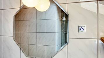 Douche, sĂšche-cheveux, serviettes fournies