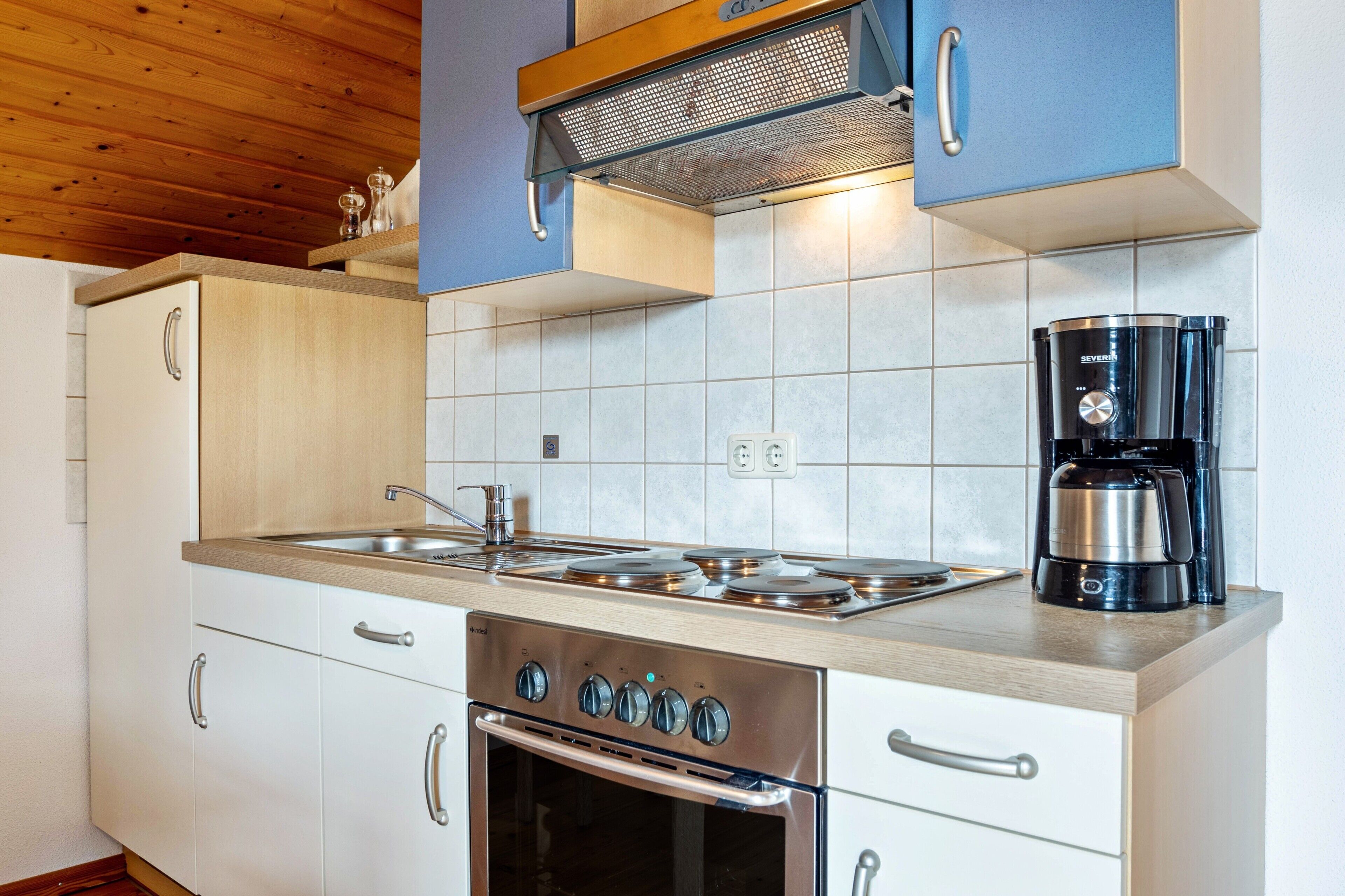 Kühlschrank, Ofen, Herdplatte, Wasserkocher mit Kaffee-/Teezubehör