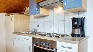 Kühlschrank, Ofen, Herdplatte, Wasserkocher mit Kaffee-/Teezubehör