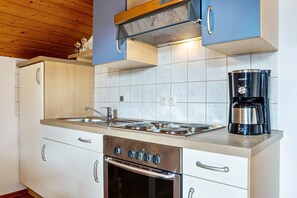 Fridge, oven, stovetop, coffee/tea maker