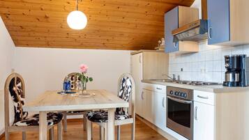 Jääkaappi, uuni, liesi, kahvin-/teenkeitin