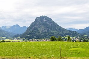 A mountain landscape with a village in the valley. - Cozy Apartment with Mountain Views and Box Spring Bed (Pfronten)