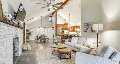Near Bella Vista Trails & Elk River: Family Home!