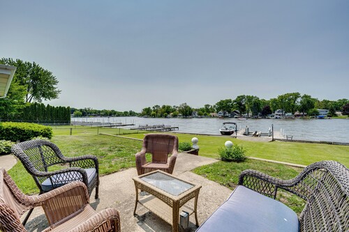 Riverfront Mchenry Retreat w/ Dock & Kayaks