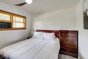 House (3 Bedrooms) | Interior - Riverfront Mchenry Home w/ Dock & Kayaks (McHenry)