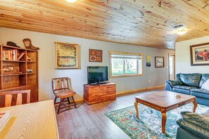 Interior - 3 Mi to Dtwn: Mtn-view Retreat in Hot Springs! (Hot Springs)