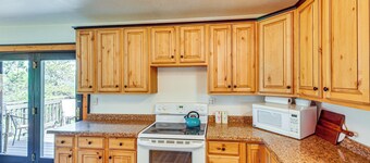 3 Mi to Dtwn: Mtn-view Retreat in Hot Springs!