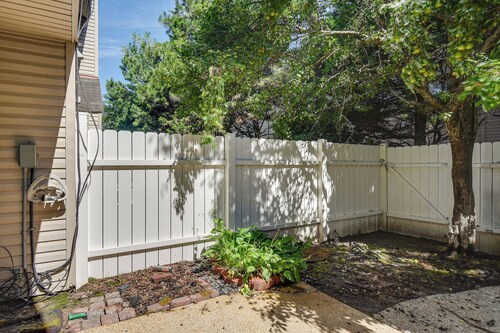 5 Mi to NAS Oceana: Townhome w/ Fenced Yard!