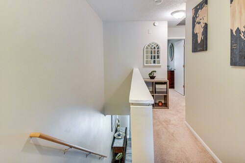 5 Mi to NAS Oceana: Townhome w/ Fenced Yard!