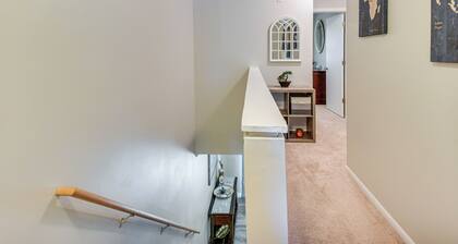 5 Mi to NAS Oceana: Townhome w/ Fenced Yard!