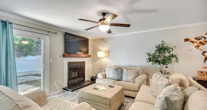 5 Mi to NAS Oceana: Townhome w/ Fenced Yard!