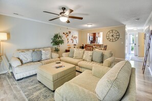 Interior - 5 Mi to NAS Oceana: Townhome w/ Fenced Yard! (Virginia Beach)