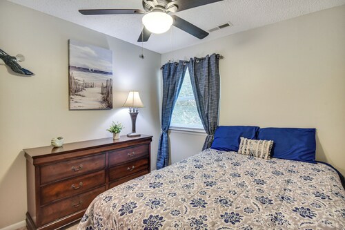 5 Mi to NAS Oceana: Townhome w/ Fenced Yard!