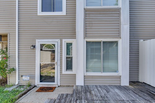 5 Mi to NAS Oceana: Townhome w/ Fenced Yard!
