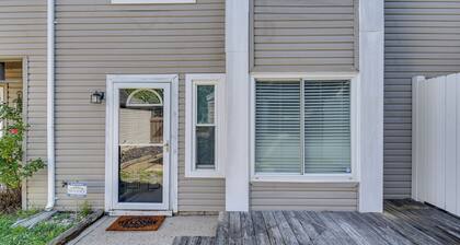 5 Mi to NAS Oceana: Townhome w/ Fenced Yard!