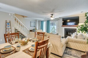 Interior - 5 Mi to NAS Oceana: Townhome w/ Fenced Yard! (Virginia Beach)