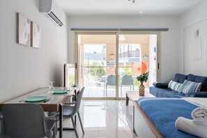 Studio - 1 dubbelsäng med bäddsoffa - pentry - utsikt mot staden | Matservice på rummet