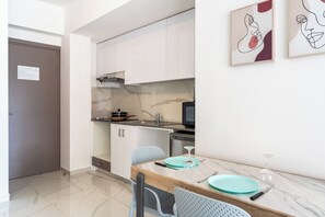 Studio, 1 parisänky ja vuodesohva, keittotila, kaupunkinäköala | Yksityinen keittonurkkaus | Minijääkaappi, mikroaaltouuni, liesi, espressokone