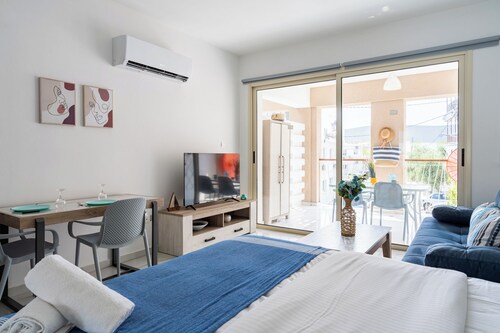 Sunny Side Studio W-Terrace  Larnaca