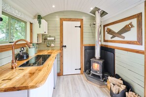 Suite | Desk - Host Stay Dipple Farm Shepherds Hut (Bideford)