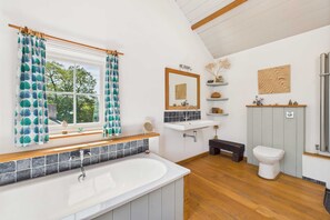 House | 4 bedrooms, desk