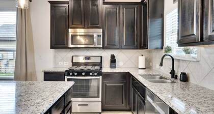 Luxury 4BR 2 5BA Home EV Charger Pool Access