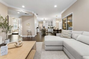 House | 4 bedrooms, Internet - Luxury Pool Home w Theater Games Mountain View (Rowland Heights)