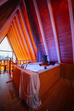 Bungalow Luxury, balcone, vista lago | Una scrivania, postazione laptop, Wi-Fi gratuito