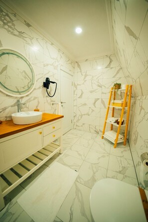 Luxury Bungalow, Balcony, Lake View | Bathroom | Hair dryer, towels, soap, shampoo - glbsapanca (Sapanca)