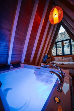 Lyxbungalow - balkong - sjöutsikt | Skrivbord, arbetsyta för laptop och gratis wi-fi