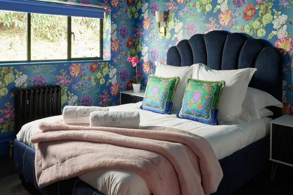 7 bedrooms, iron/ironing board, WiFi, bed sheets