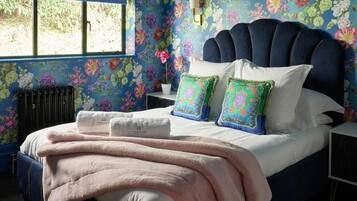 7 bedrooms, iron/ironing board, WiFi, bed sheets