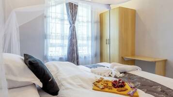 3 bedrooms, iron/ironing board, WiFi, bed sheets