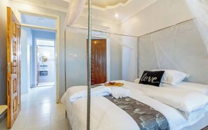 3 bedrooms, iron/ironing board, WiFi, bed sheets - The Cabin Azure (Naivasha)