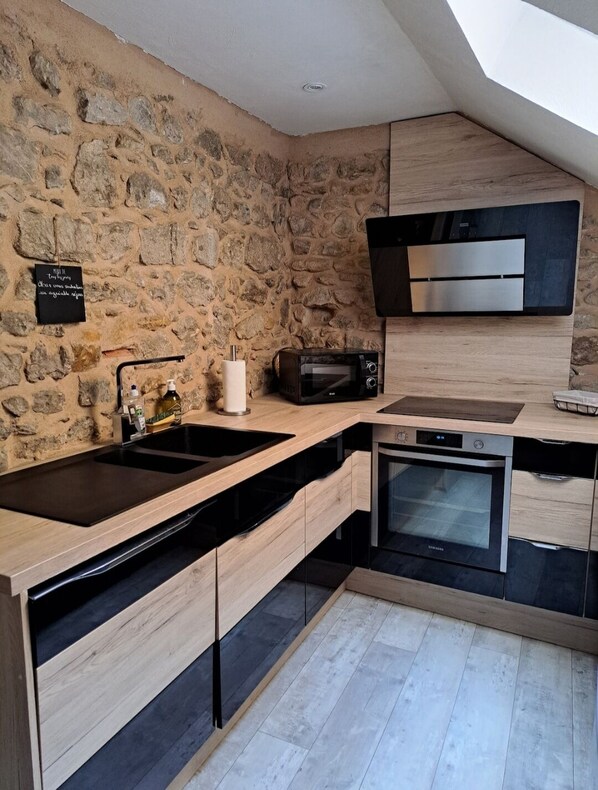 Fridge, microwave, oven, stovetop