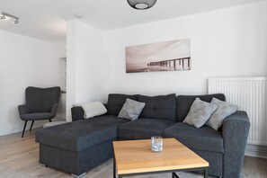 TV - Holiday Home 'Küstenliebe' with Private Terrace, Private Garden and Wi-Fi (Fehmarn)