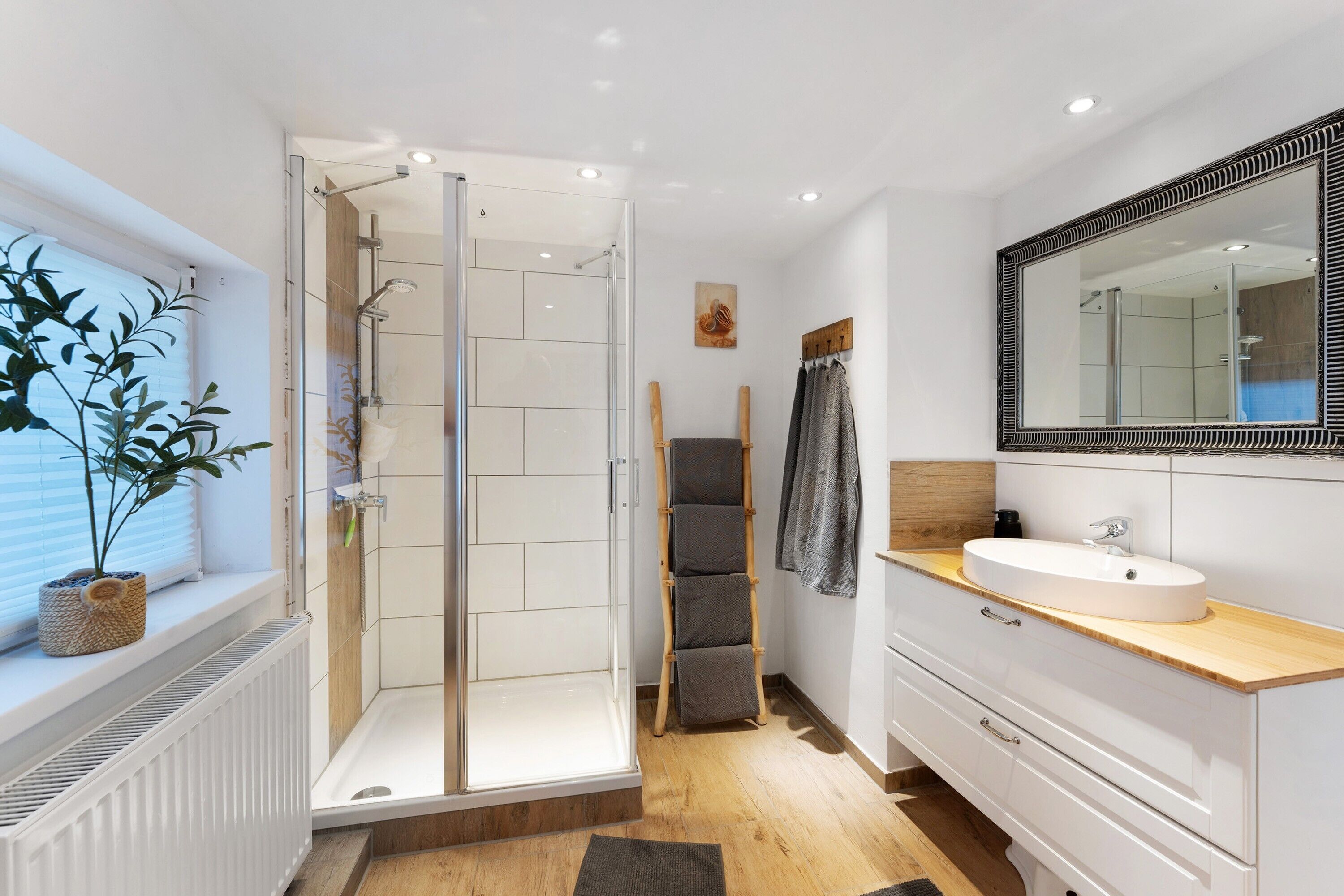 Shower, free toiletries, towels