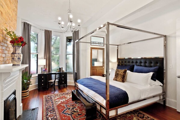 8 bedrooms, desk, iron/ironing board, travel crib